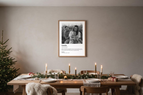 Cadou de Crăciun pentru părinți: tabloul Definiția familiei cu o fotografie de familie deasupra mesei festive de Crăciun