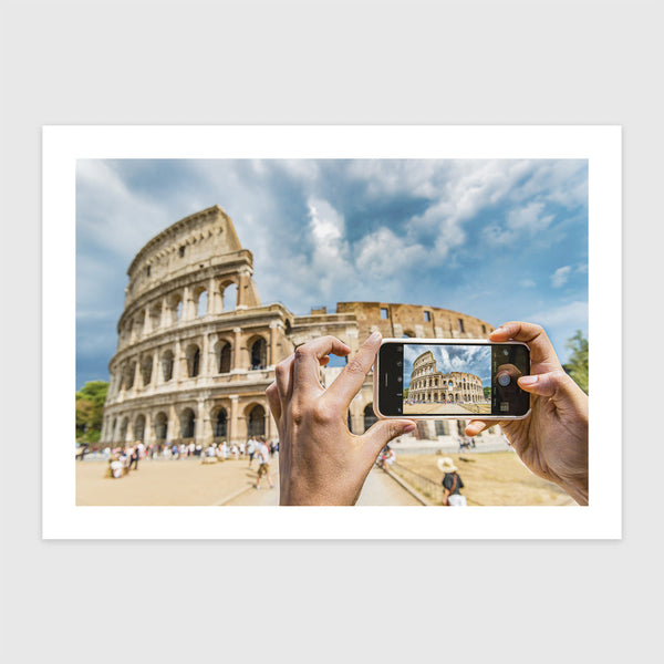 Turista fotózza a Colosseumot