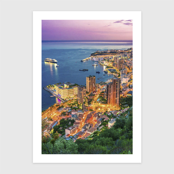 Monaco látképe napnyugta után