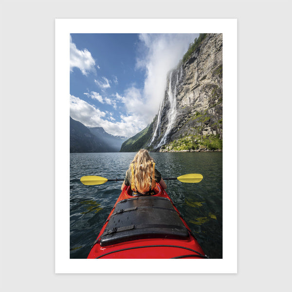 Nő kajakozik Geiranger-fjordban