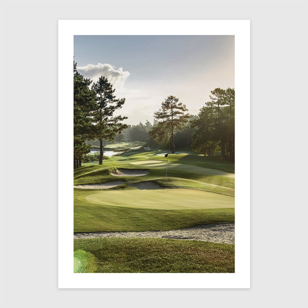 Festői golfpálya reggeli fényben