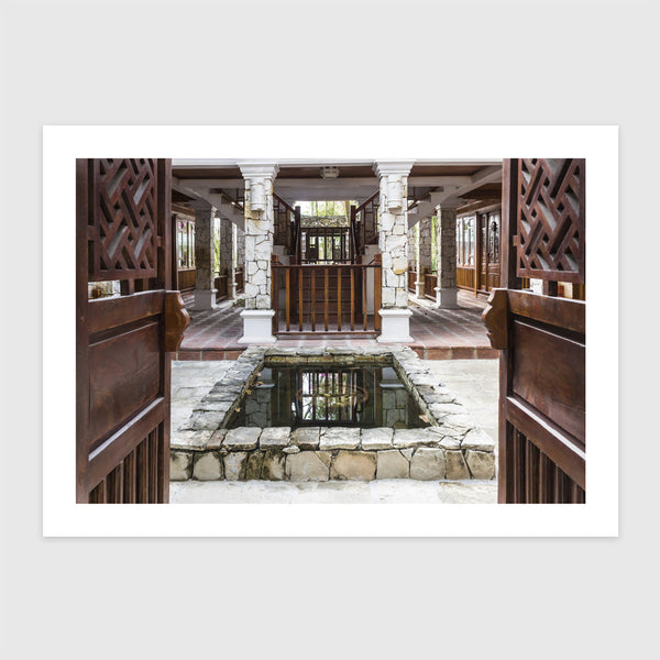 Trópusi hotel belső tere tóval