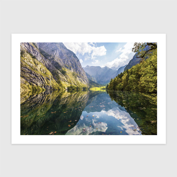 Hegyi tó tiszta vízzel, tükröződő felhőkkel